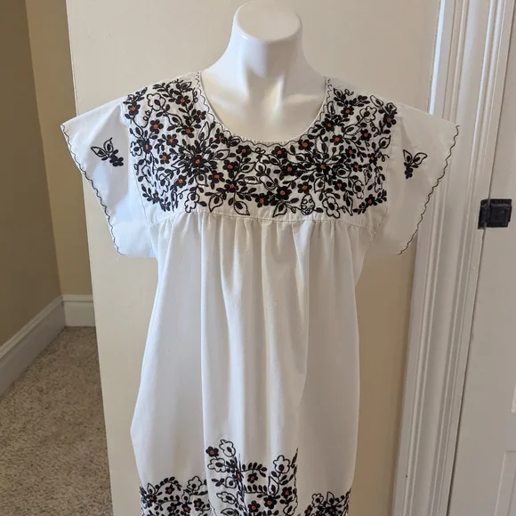 Vintage white lounge dress with pretty black and orange embroidery size L - Picture 4 of 7